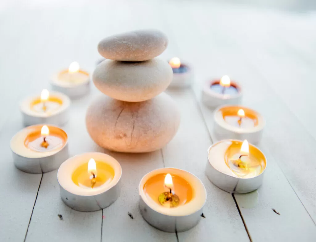 Primer plano de piedras lisas y velas encendidas